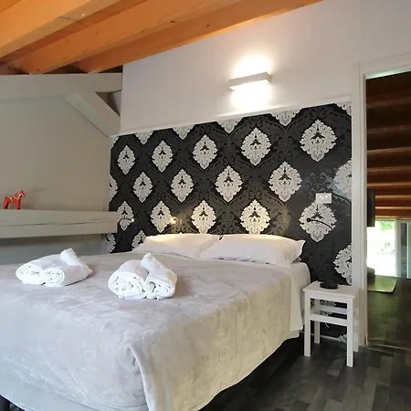 Apartment Apartments, Pool, Garden, Treviso